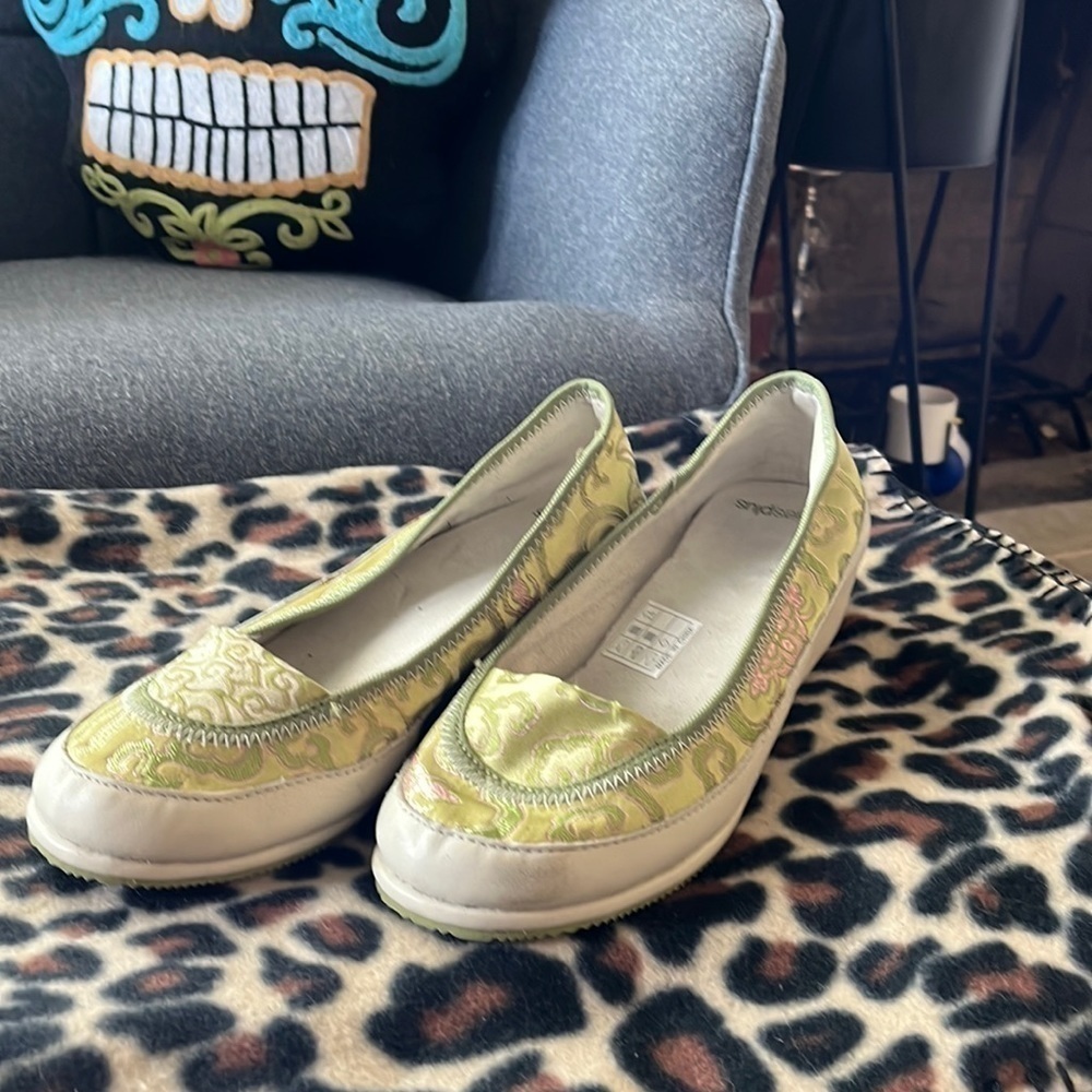 Ernie’s plus size 8 comfort mini wedges.  Floral light green pattern